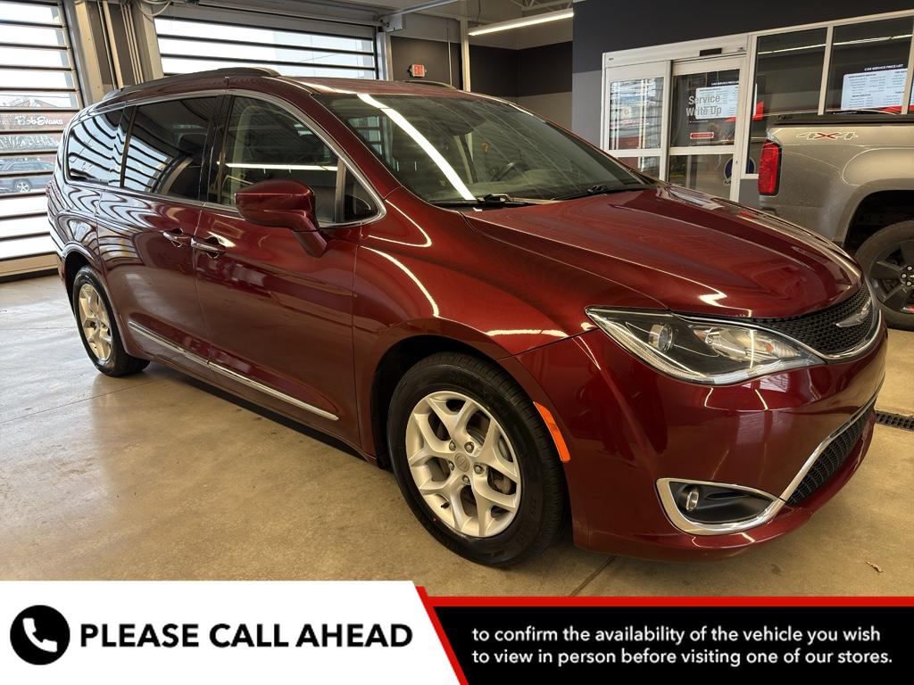2017 Chrysler Pacifica Touring-L's photo