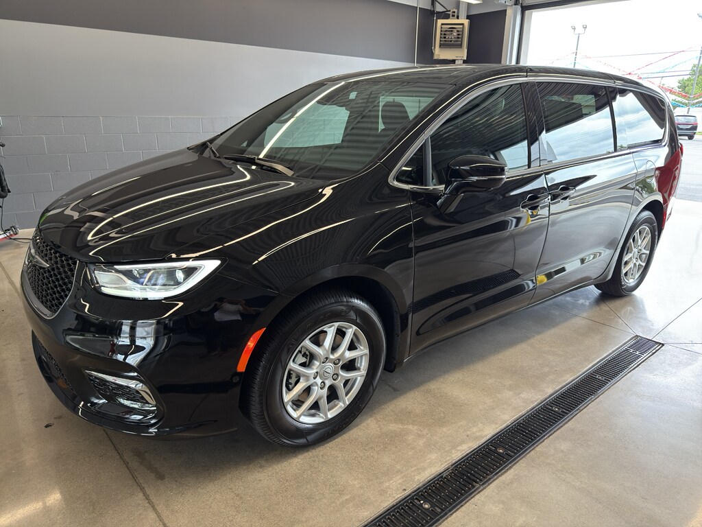 2026 Chrysler Pacifica photo 2