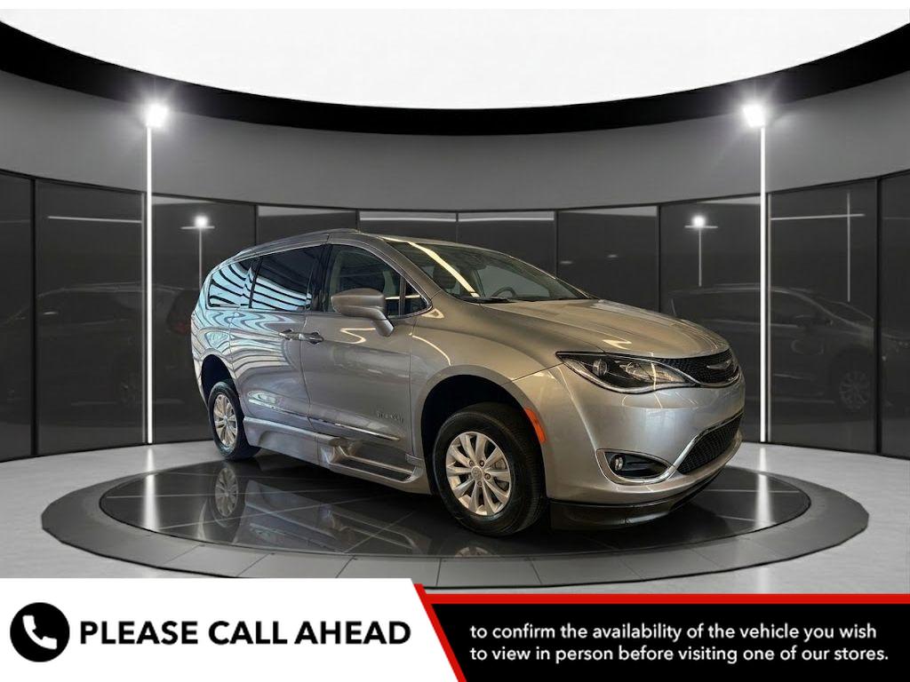 2018 Chrysler Pacifica Touring L's photo