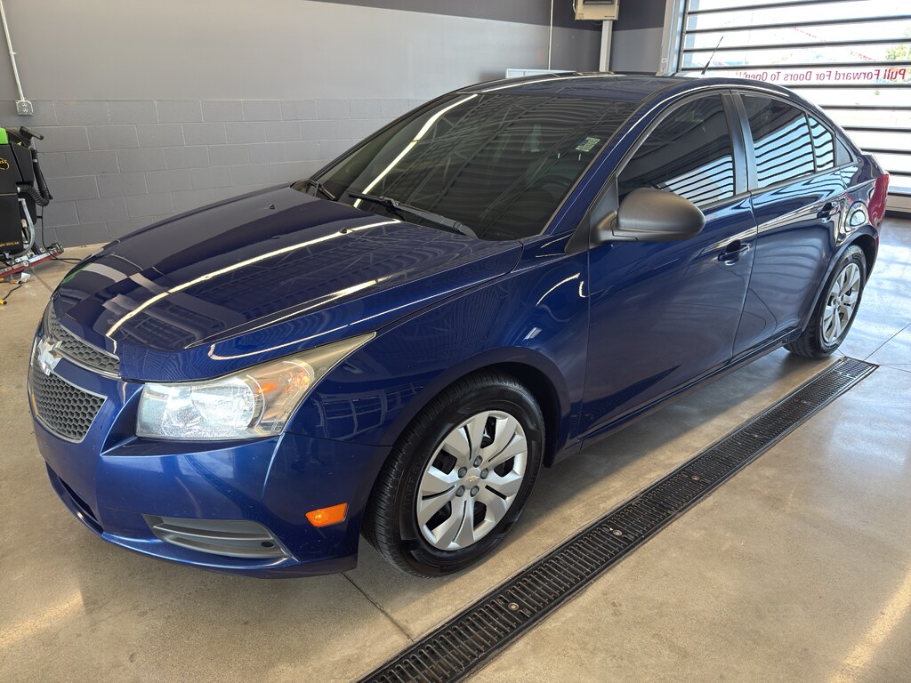 2013 Chevrolet Cruze LS photo 2
