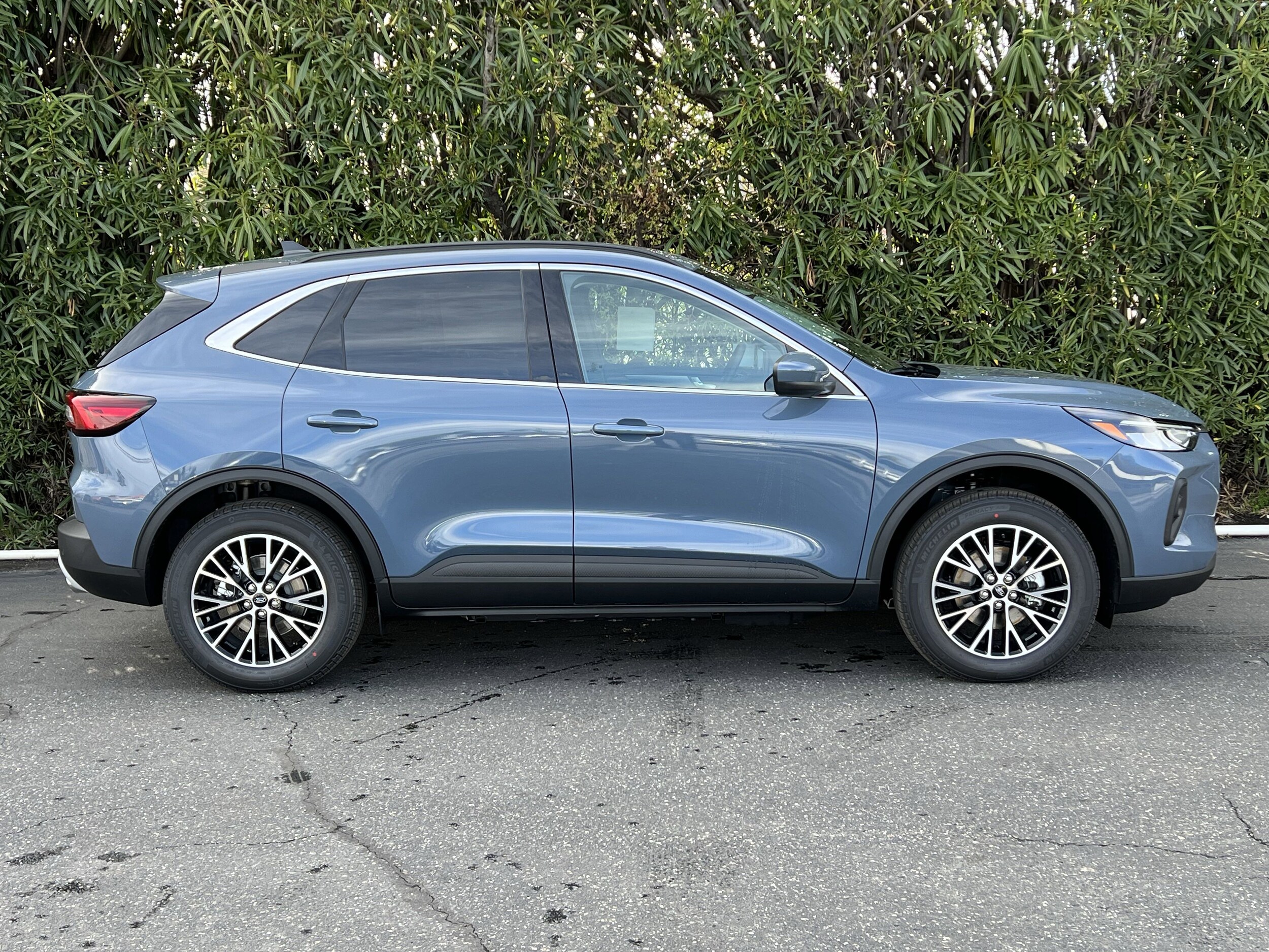 2025 Ford Escape photo 3