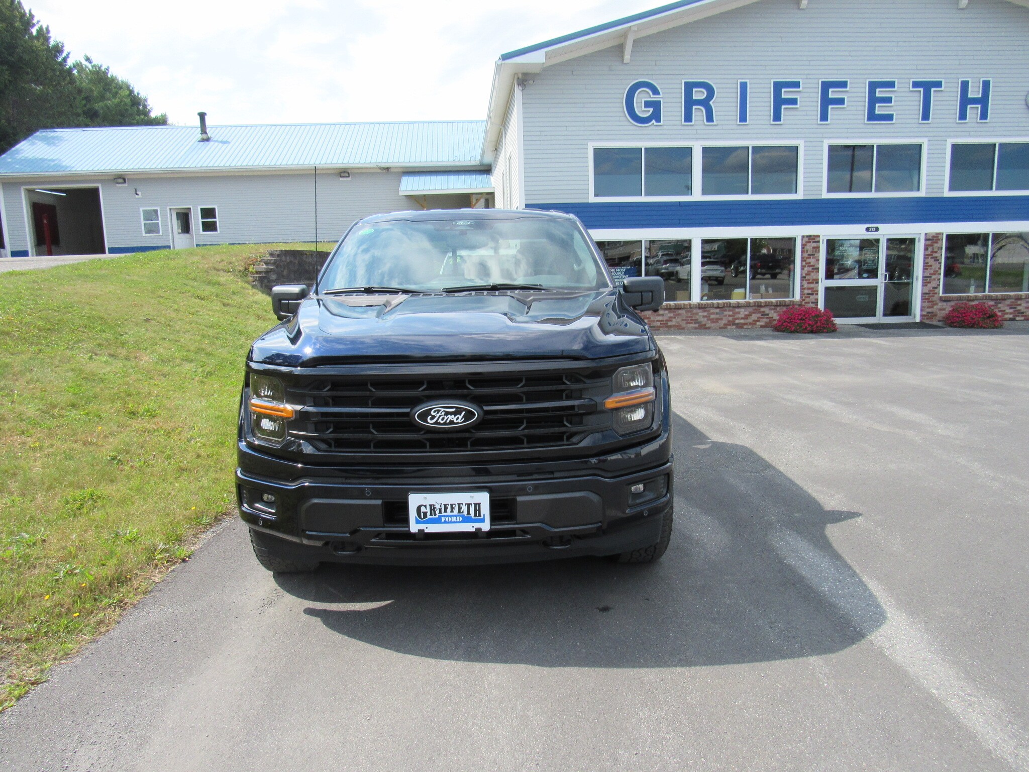 2025 Ford F-150 XLT photo 2