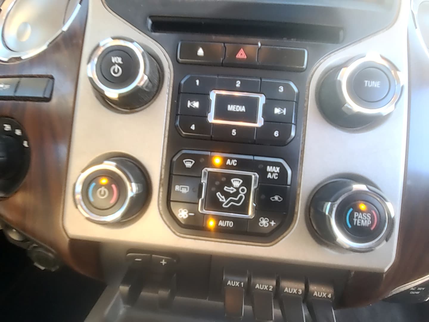 2015 Ford Super Duty F-350 SRW LARIAT FX-4 - 10