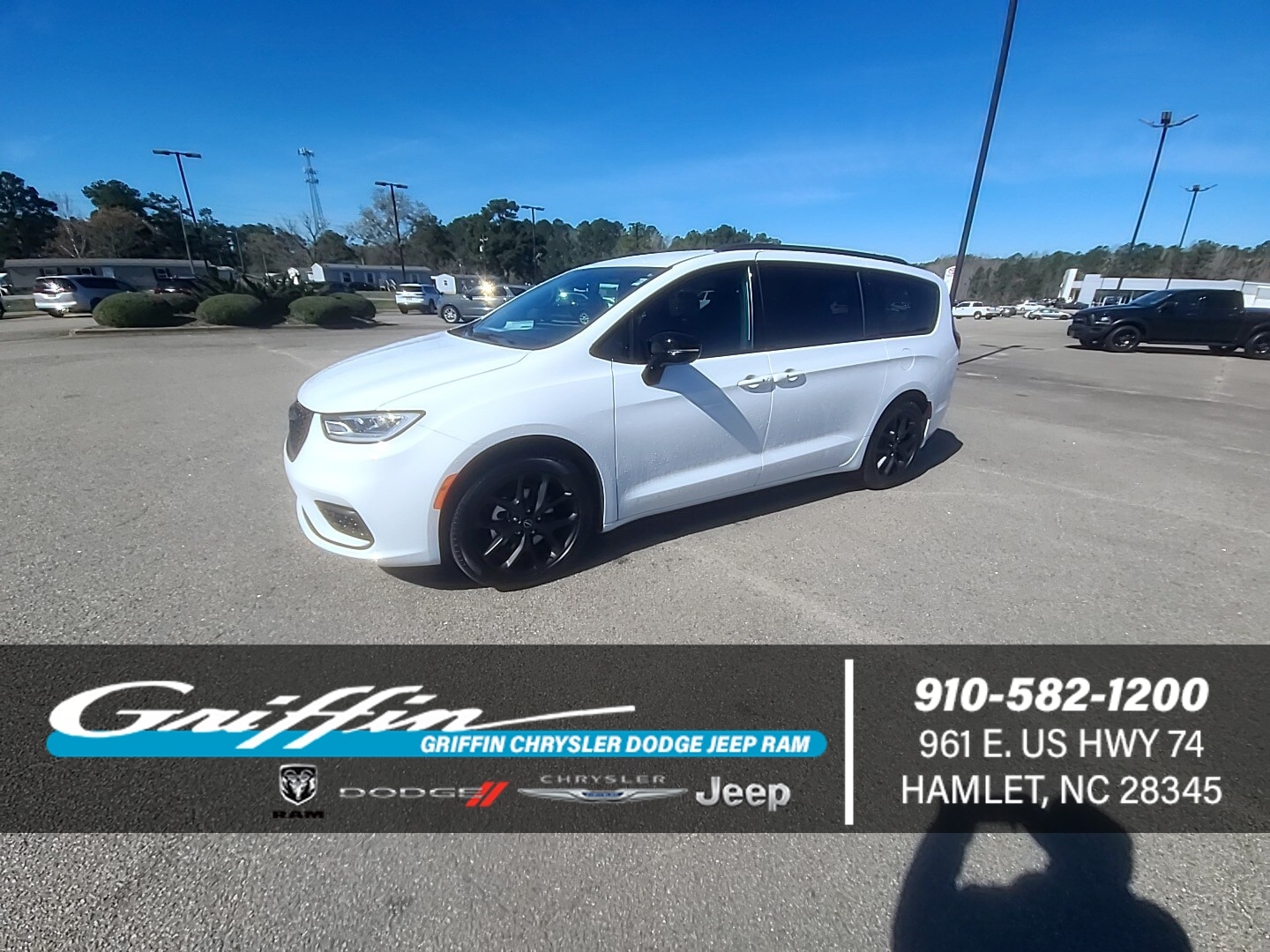 2026 Chrysler Pacifica Select's photo