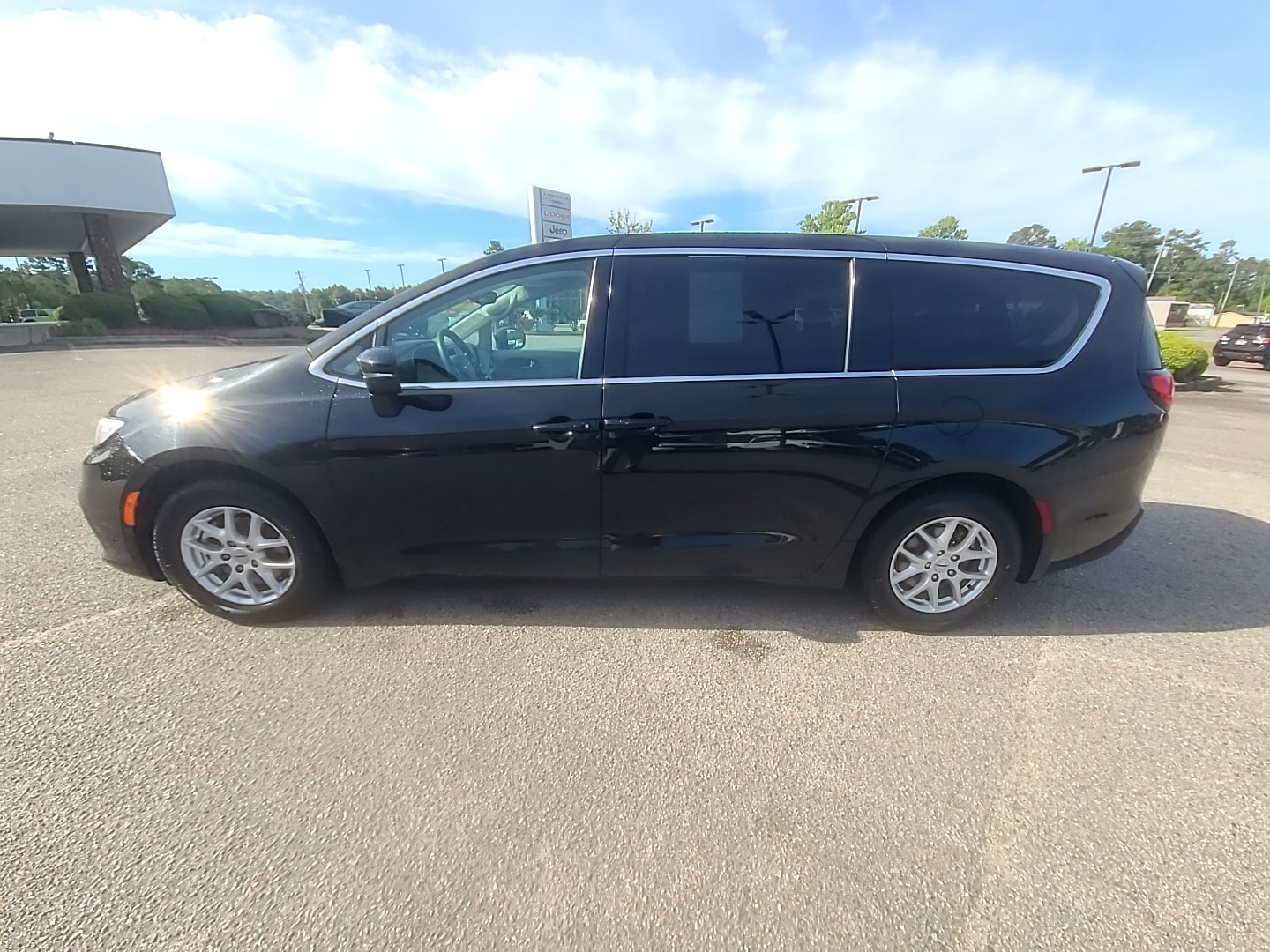 2023 Chrysler Pacifica Touring L Brilliant Black Crystal Pearlcoat at Griffin CDJR