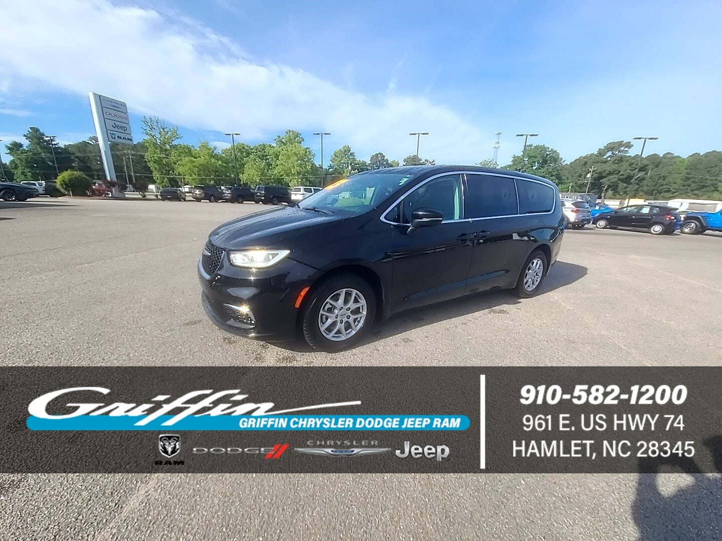 2023 Chrysler Pacifica Touring L's photo