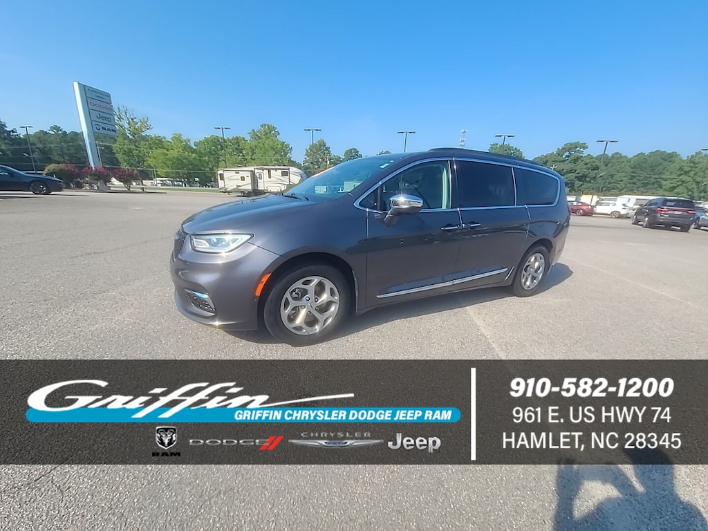 Used 2022 Chrysler Pacifica Limited Mini-van Passenger