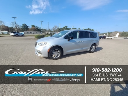 2024 Chrysler Pacifica Touring L Mini-van Passenger