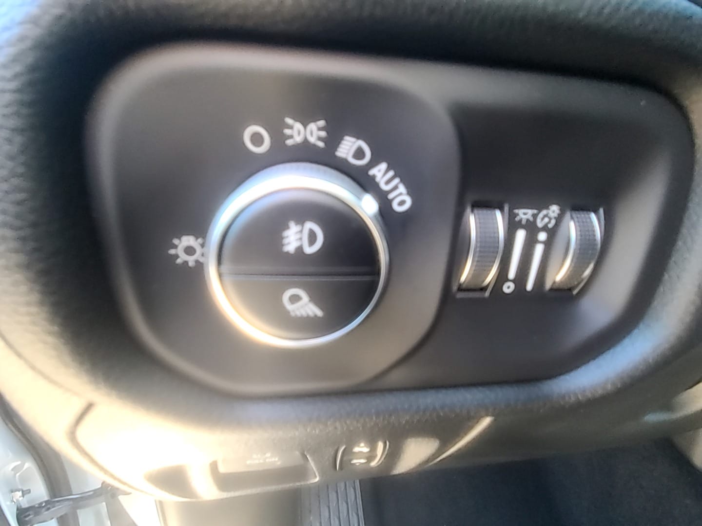 2026 Ram 1500 LARAMIE CREW CAB 4X4 5'7 BOX Ivory White Tri-Coat Pearlcoat at Griffin CDJR