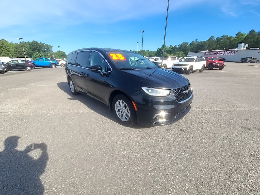 Used 2023 Chrysler Pacifica Touring L Mini-van Passenger