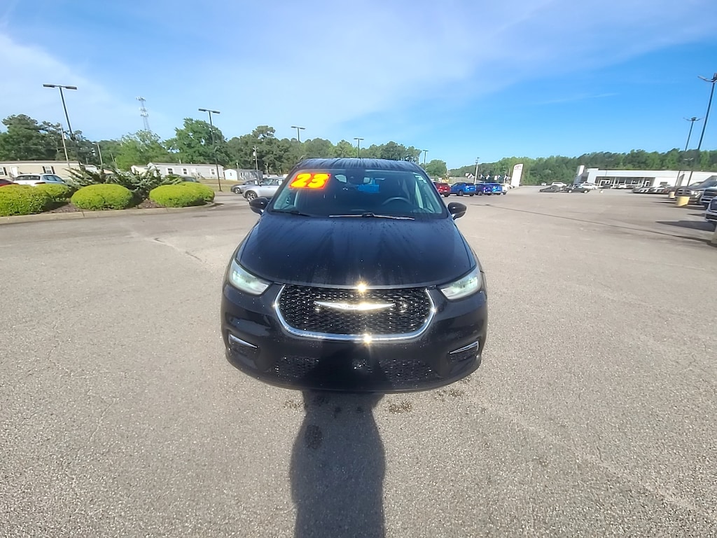 Used 2023 Chrysler Pacifica Touring L Mini-van Passenger