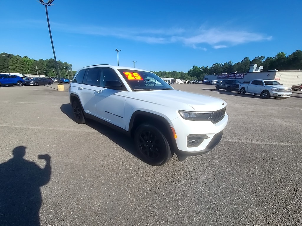 Used 2025 Jeep Grand Cherokee Altitude Sport Utility