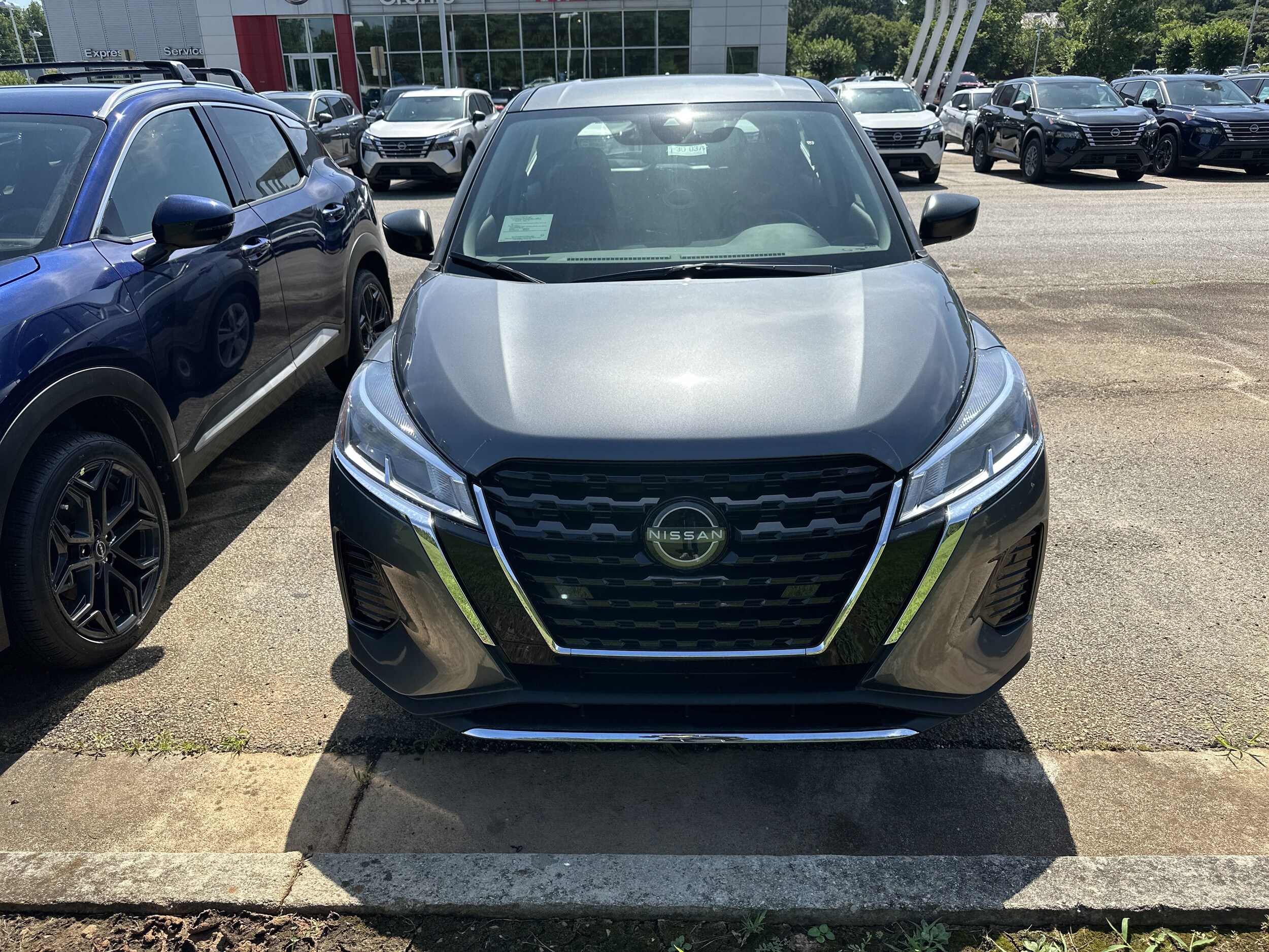 2025 Nissan Kicks Play S photo 2