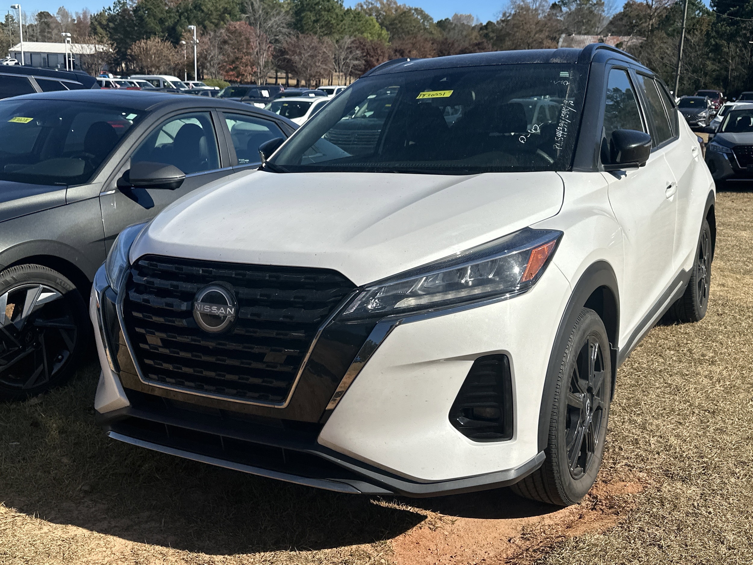 2023 Nissan Kicks SR's photo