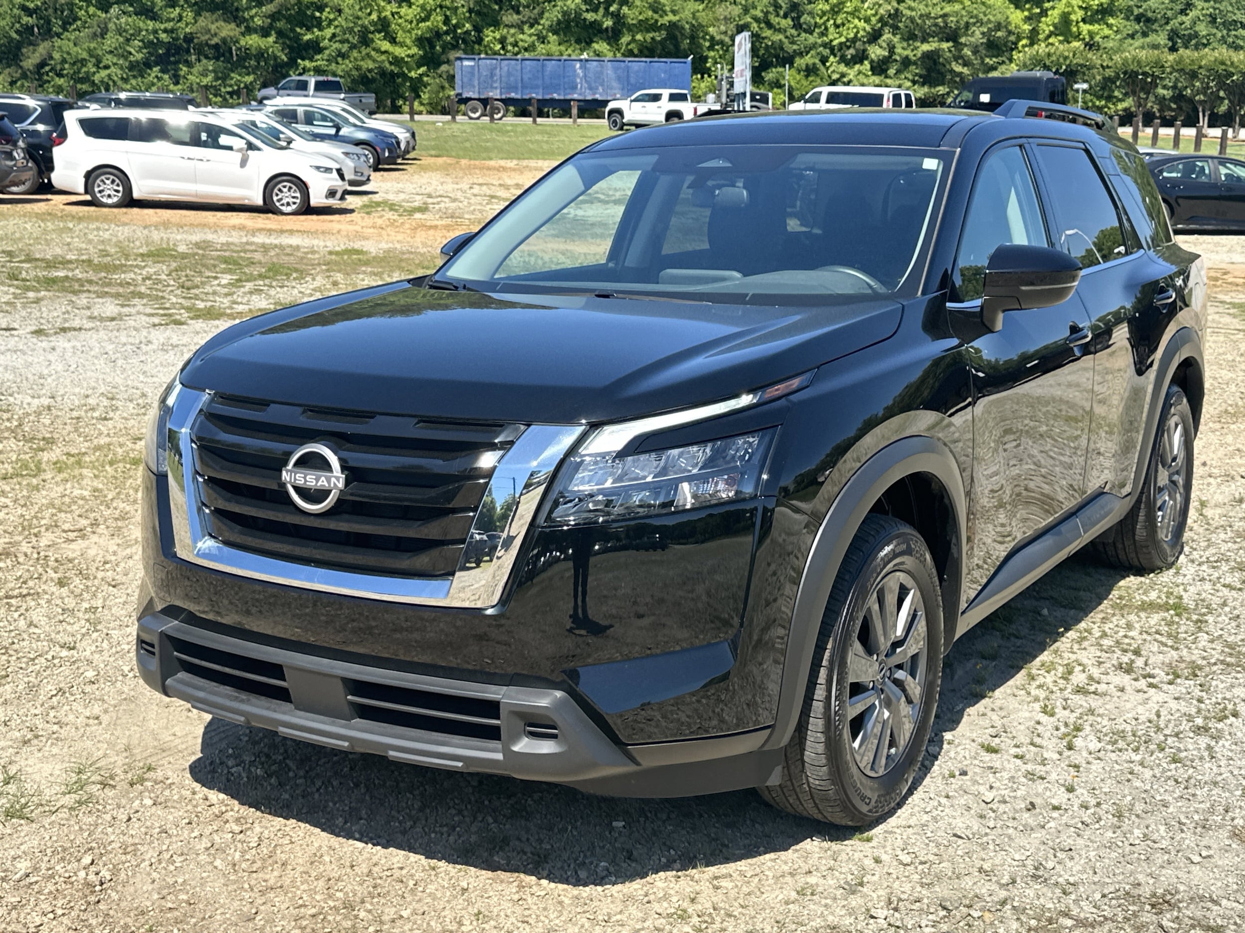 2025 Nissan Pathfinder SV 2WD's photo