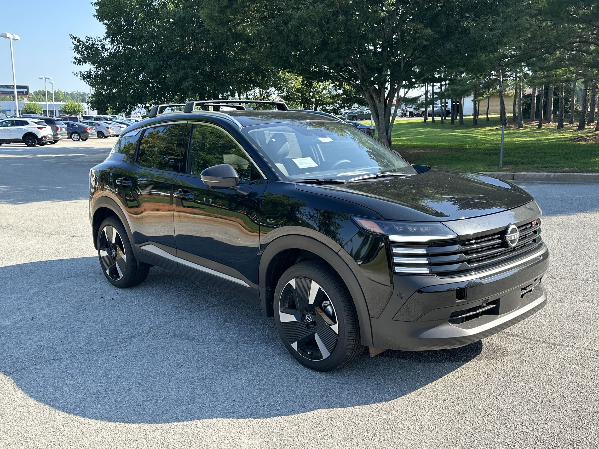 2025 Nissan Kicks SR photo 3