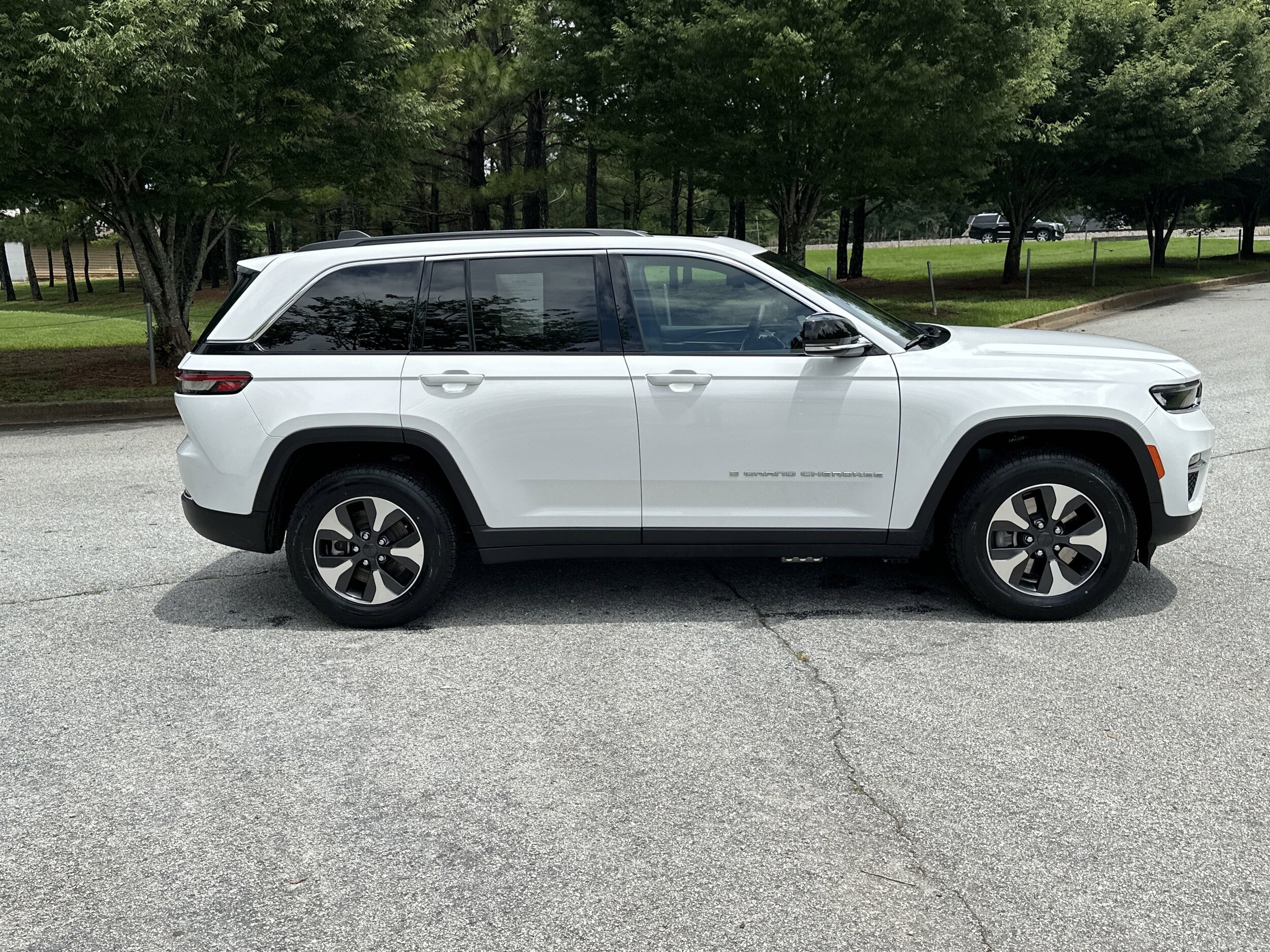 2024 Jeep Cherokee Limited 4xe photo 2