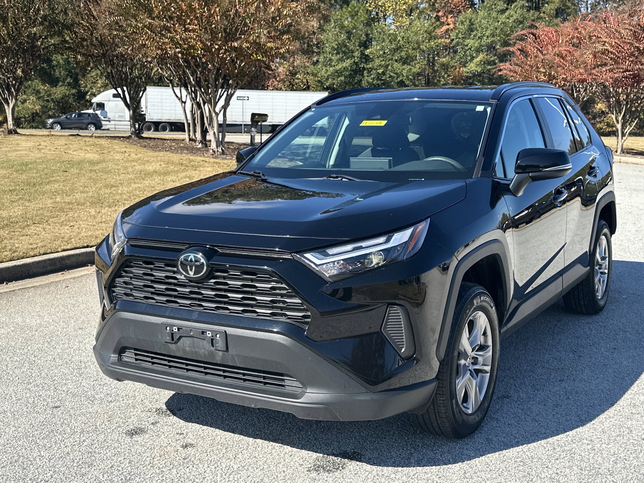 2025 Toyota RAV4 XLE's photo