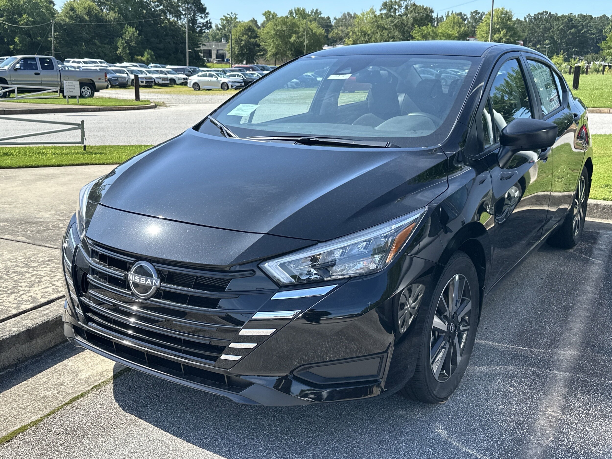 2025 Nissan Versa 1.6 S photo 2