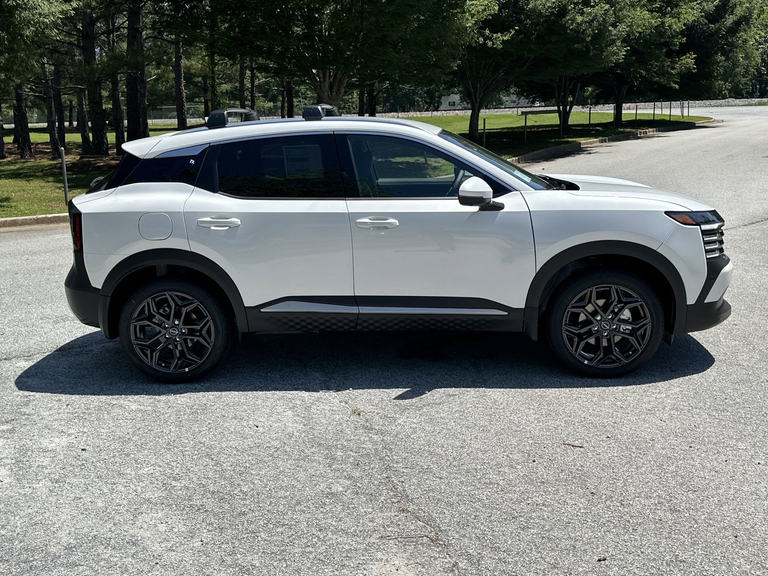 2025 Nissan Kicks SR photo 2