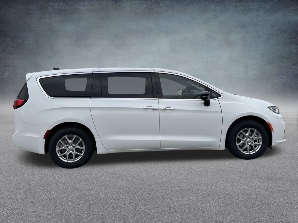 New 2026 Chrysler Pacifica SELECT Passenger Van