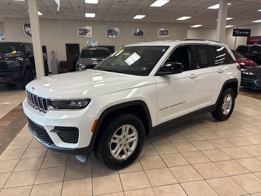 2023 Jeep Grand Cherokee Laredo photo 3