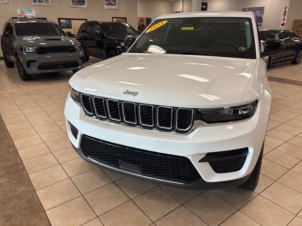 2023 Jeep Grand Cherokee Laredo photo 2