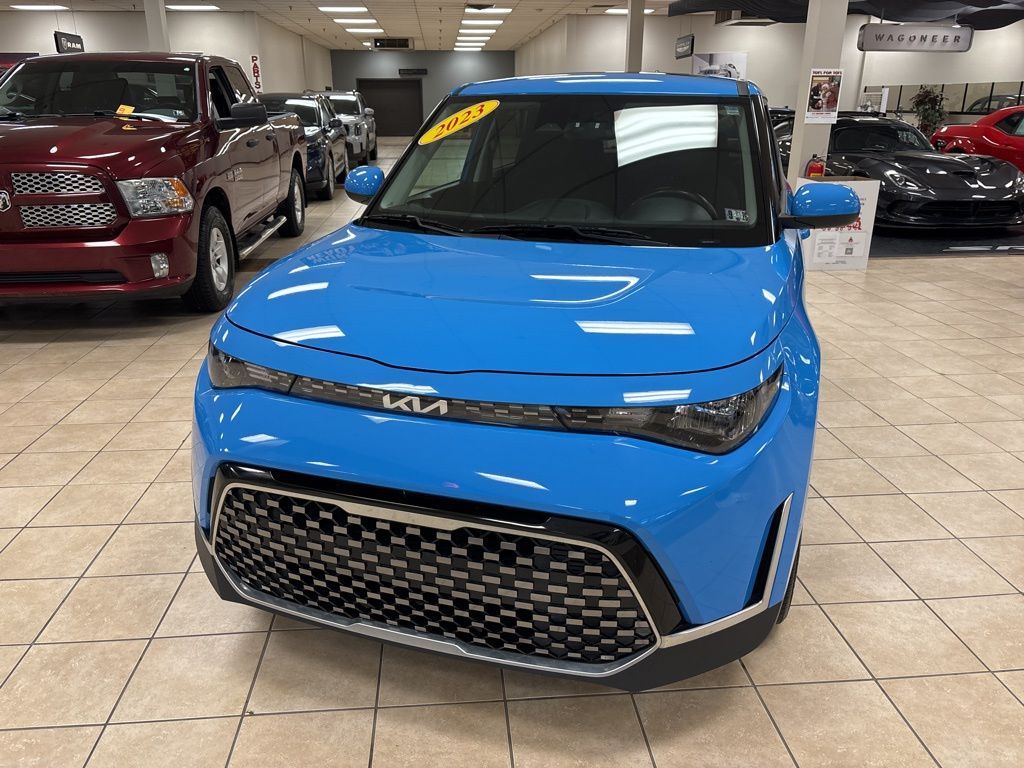 2023 Kia Soul EX photo 2