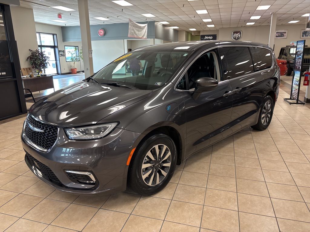 2023 Chrysler Pacifica Hybrid Touring L photo 3