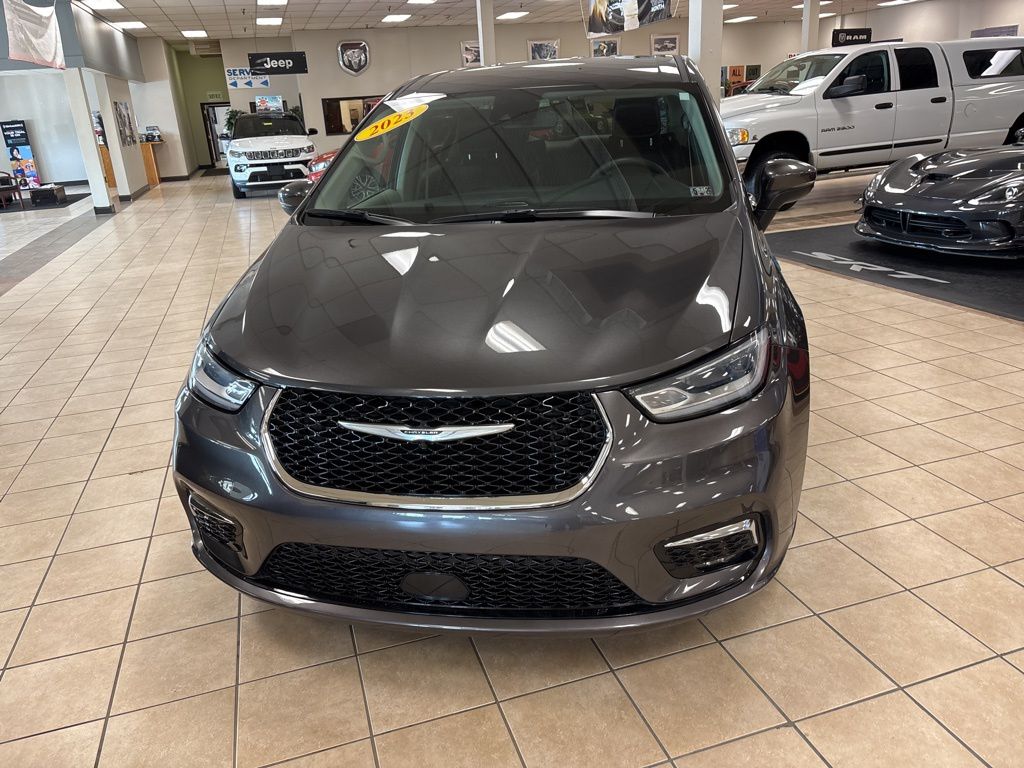 2023 Chrysler Pacifica Hybrid Touring L photo 2