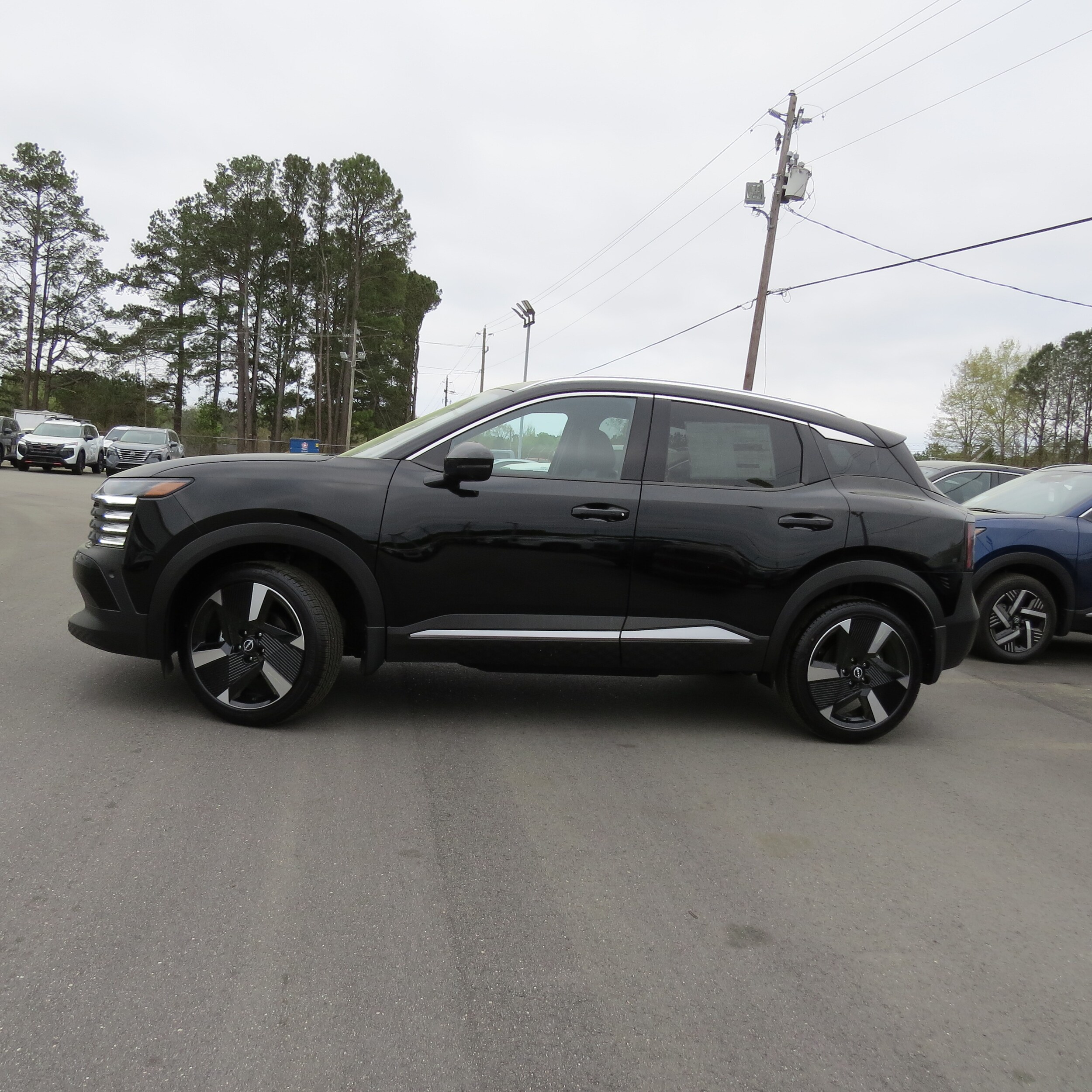 2025 Nissan Kicks SR photo 3