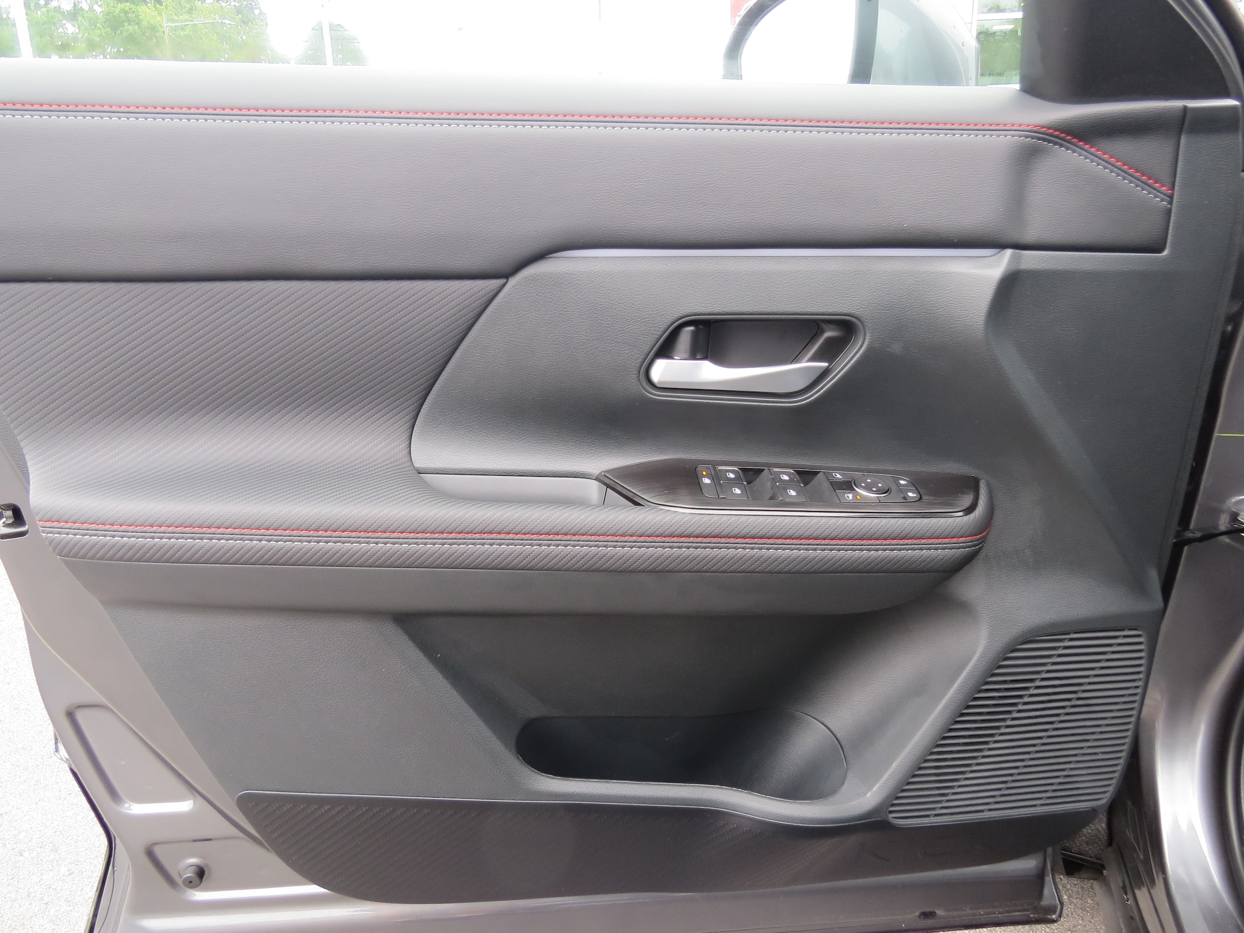 2025 Nissan Kicks SR Gun at Griffin Nissan