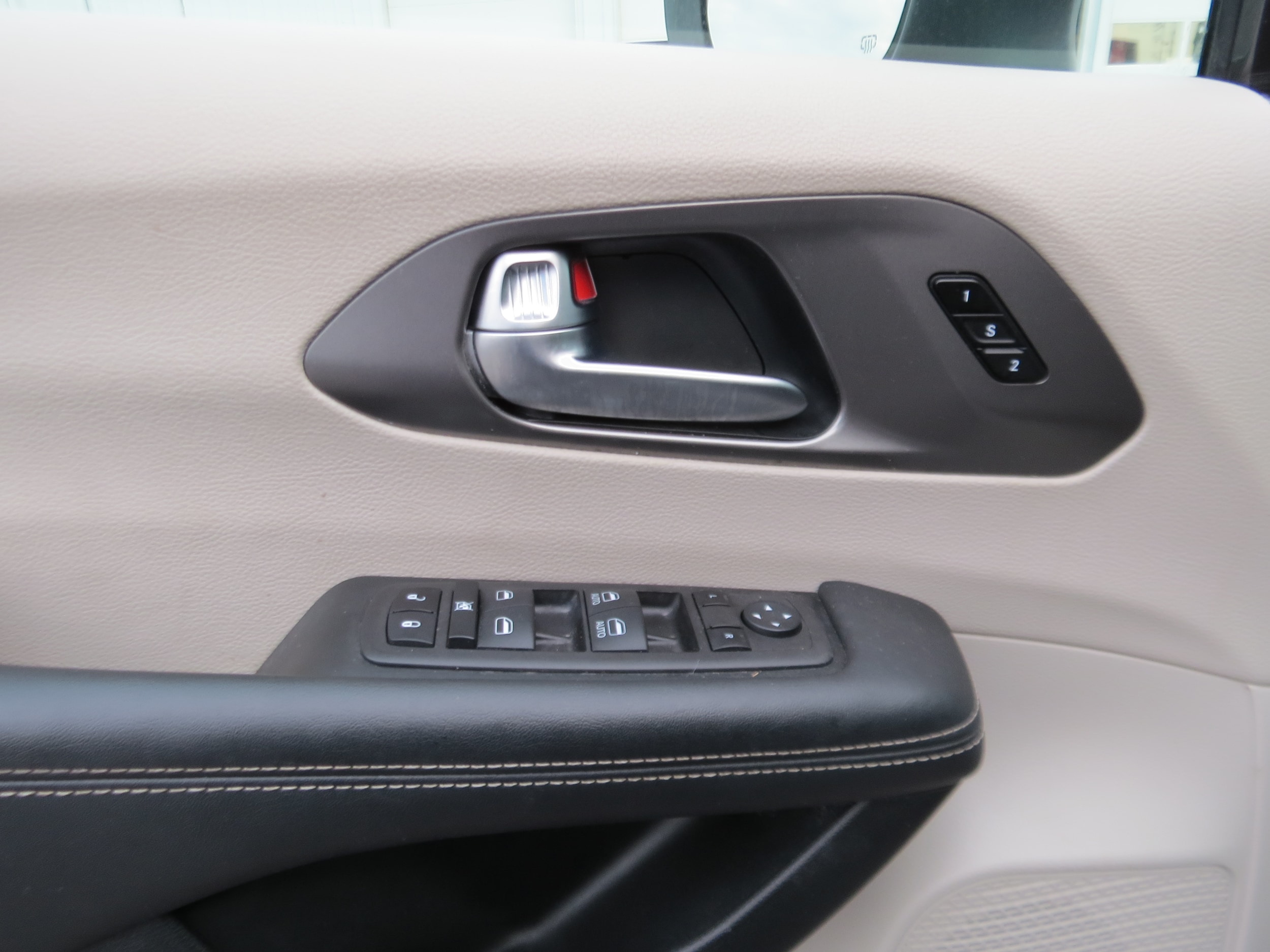 2023 Chrysler Pacifica Touring L Granite Crystal Metallic Clearcoat at Griffin CDJR