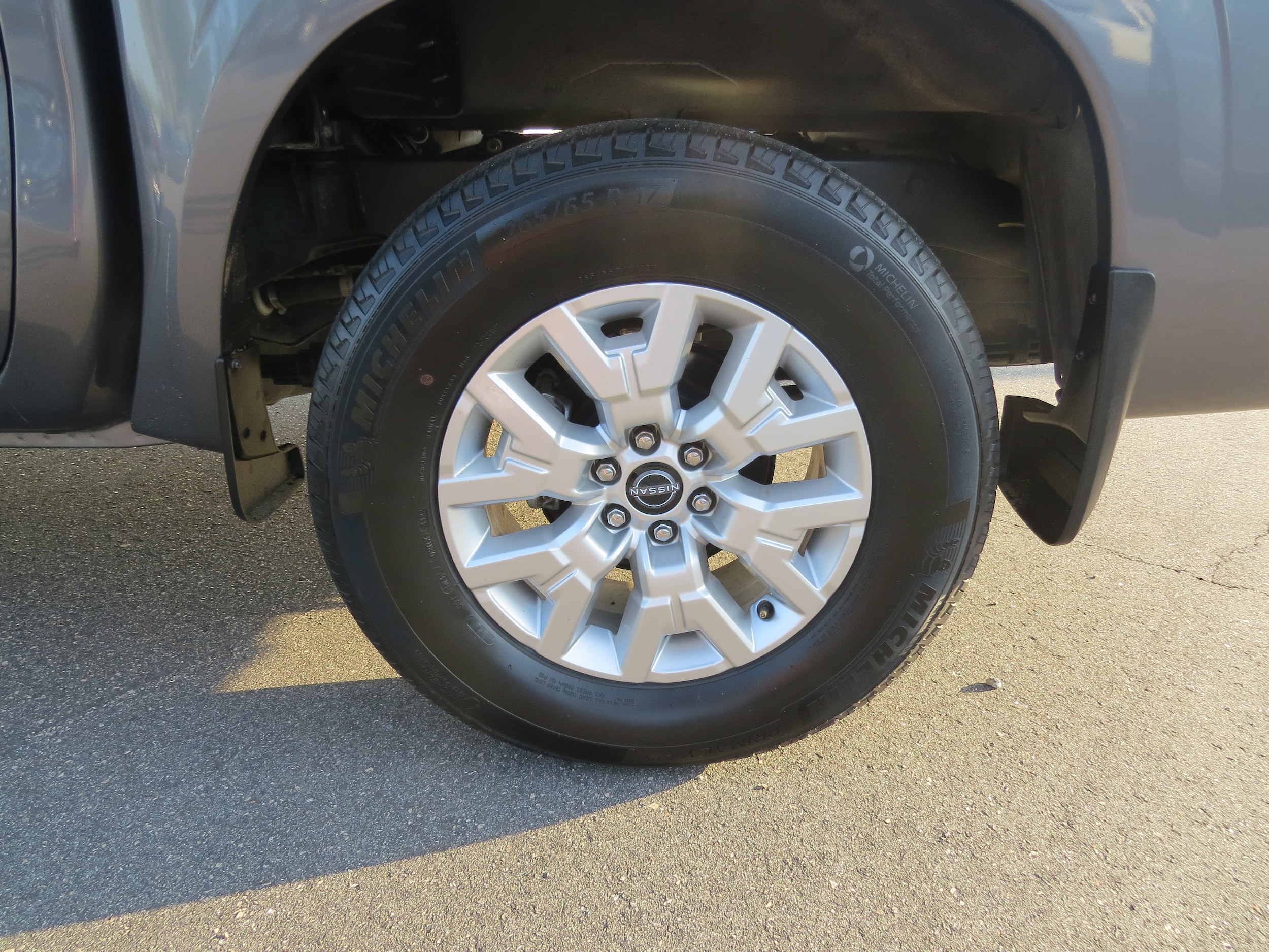 2023 Nissan Frontier SV - 11