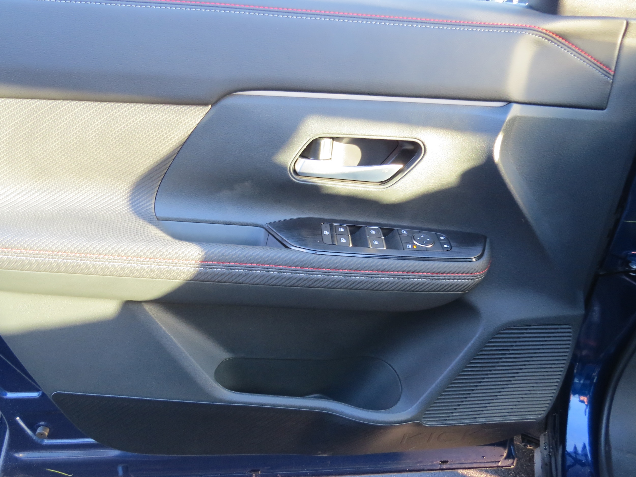 2025 Nissan Kicks SR - 11