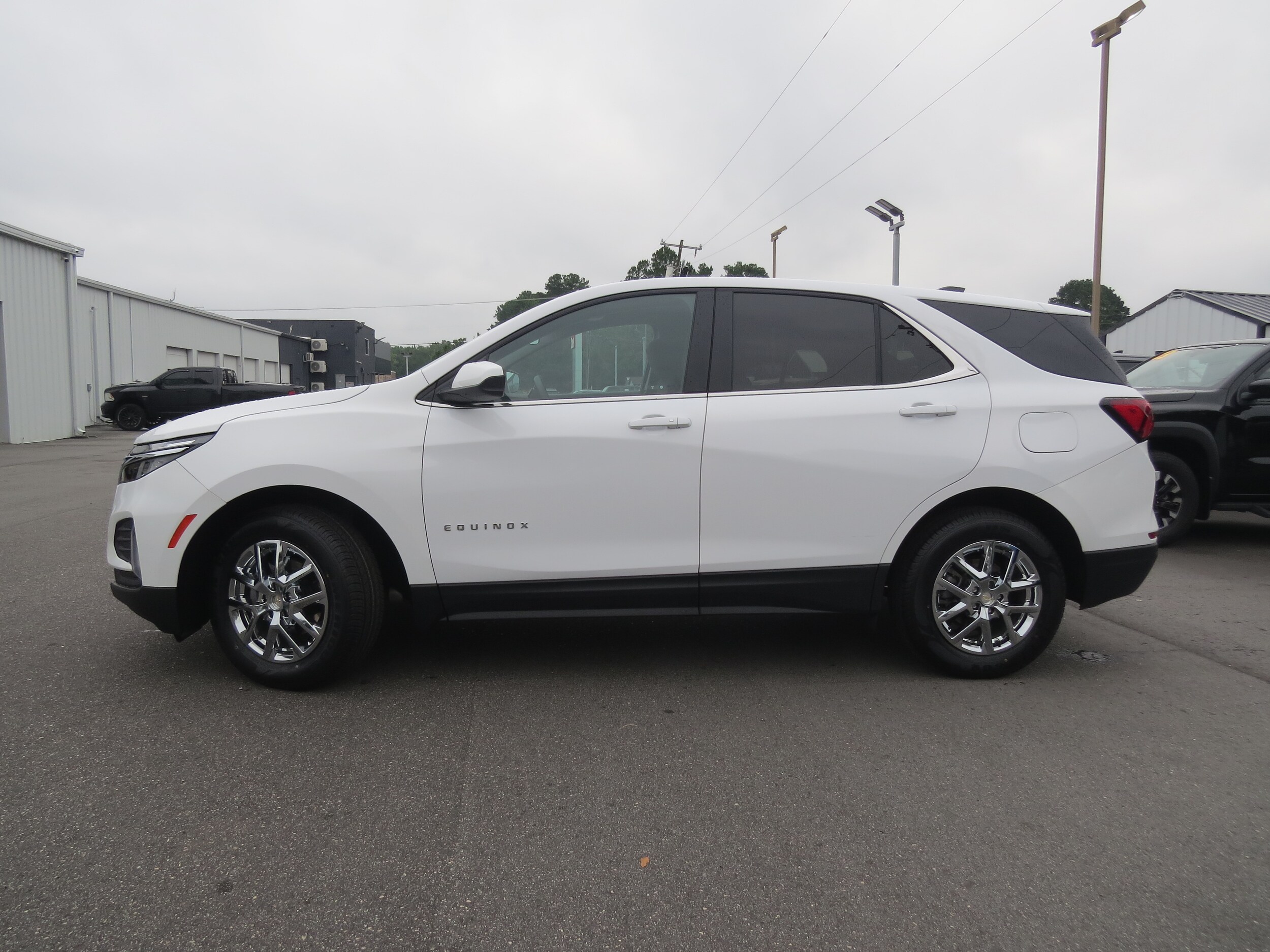 2024 Chevrolet Equinox LT photo 2