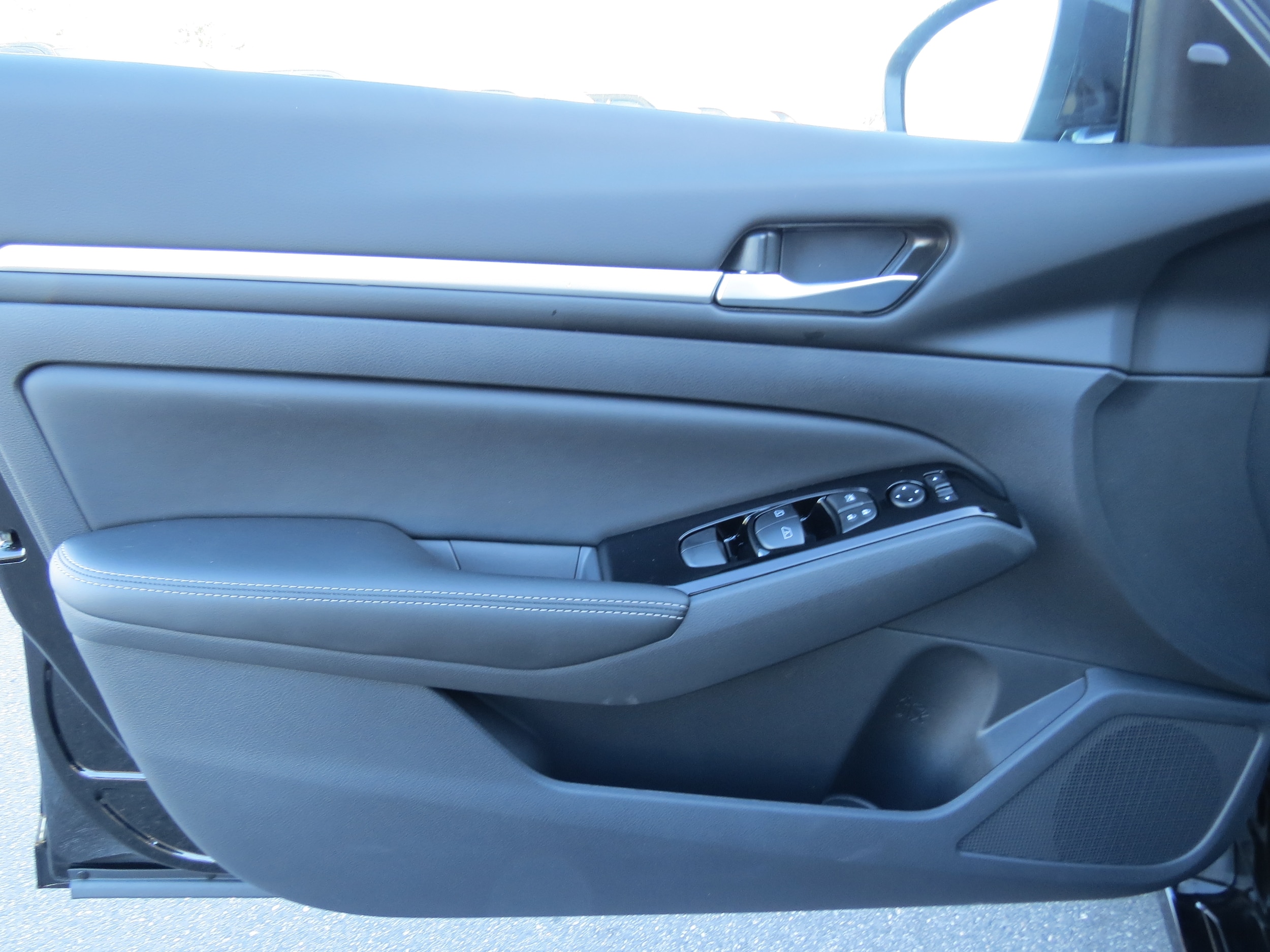 2025 Nissan Altima SL Super Black at Payless Car Sales