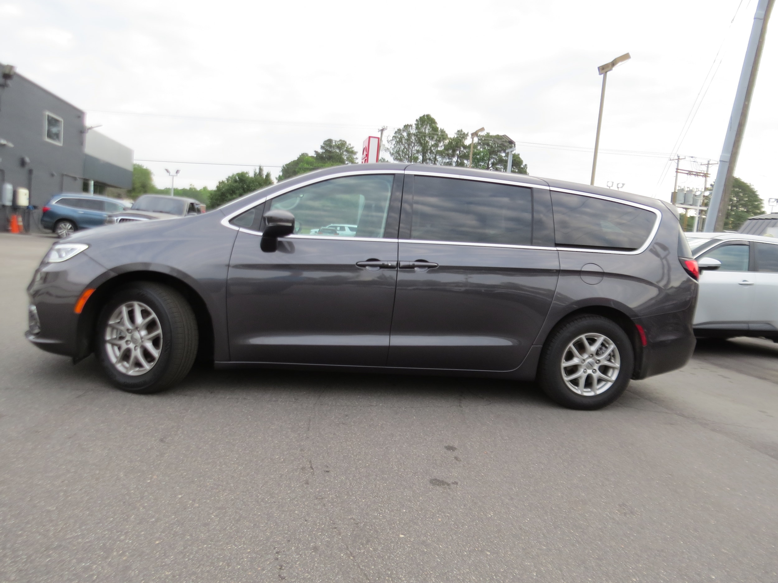 2023 Chrysler Pacifica Touring L Granite Crystal Metallic Clearcoat at Griffin CDJR