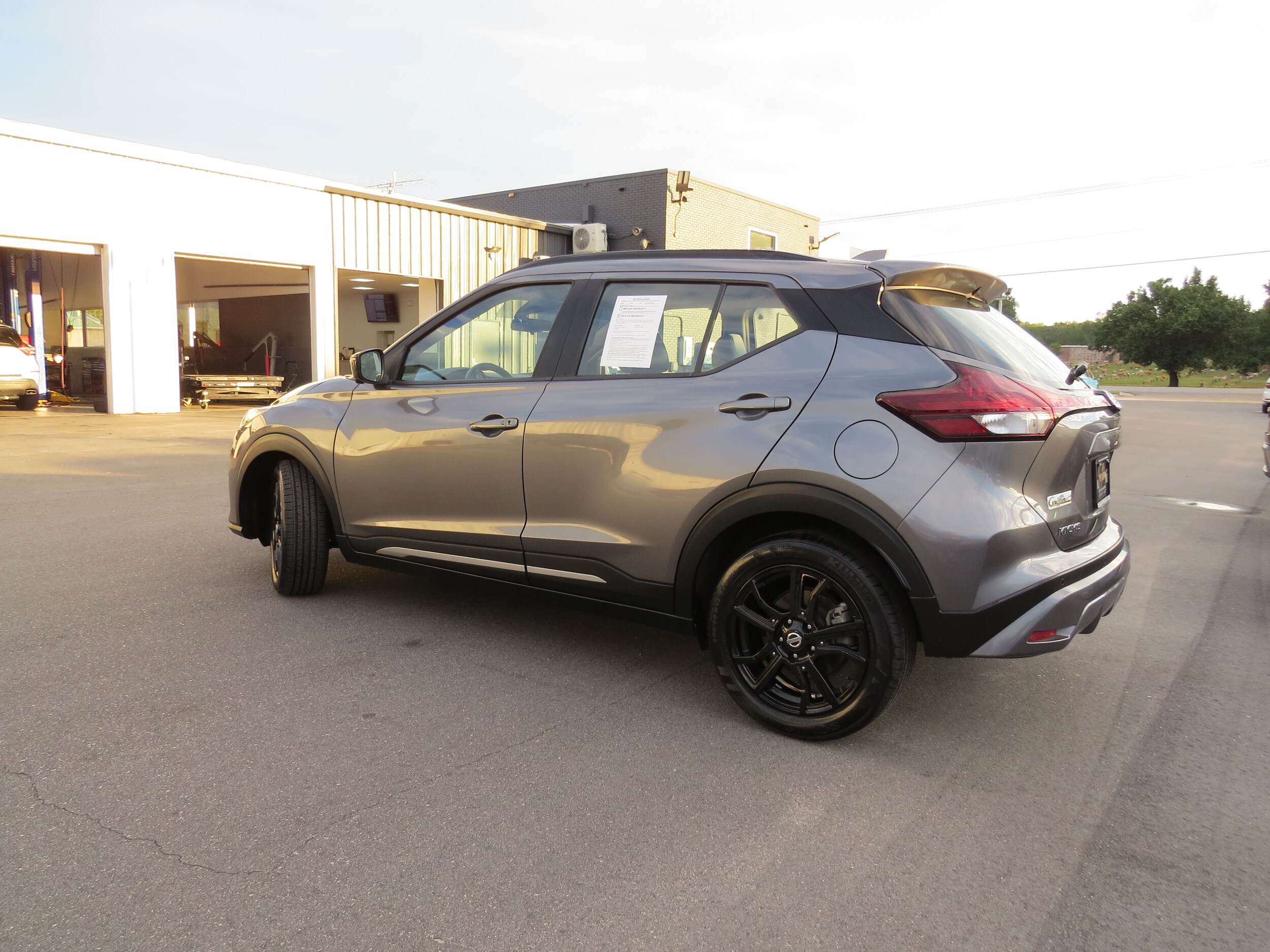 2021 Nissan Kicks SR photo 4