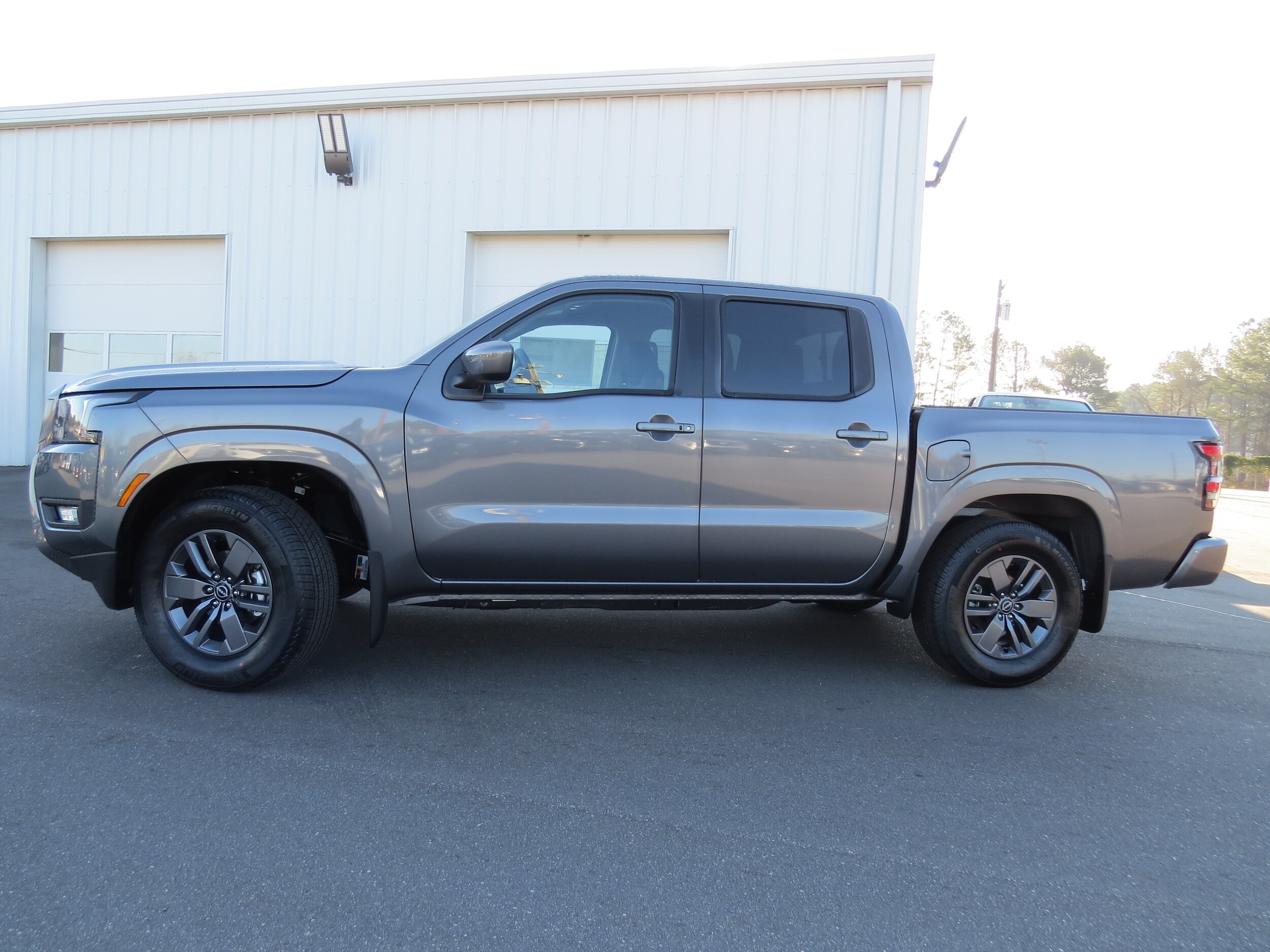 2025 Nissan Frontier SV photo 3