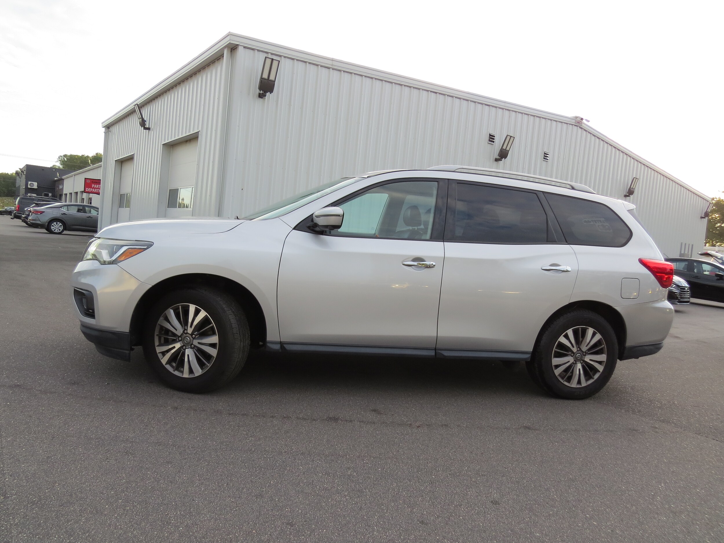2020 Nissan Pathfinder SL photo 2