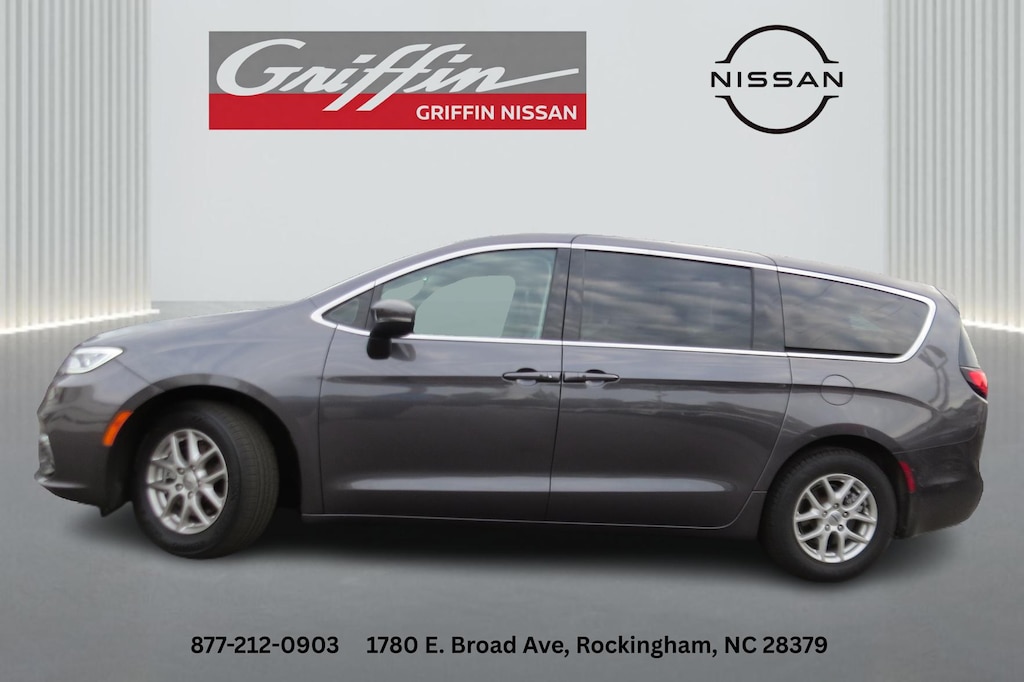 Used 2023 Chrysler Pacifica Touring L Mini-van Passenger