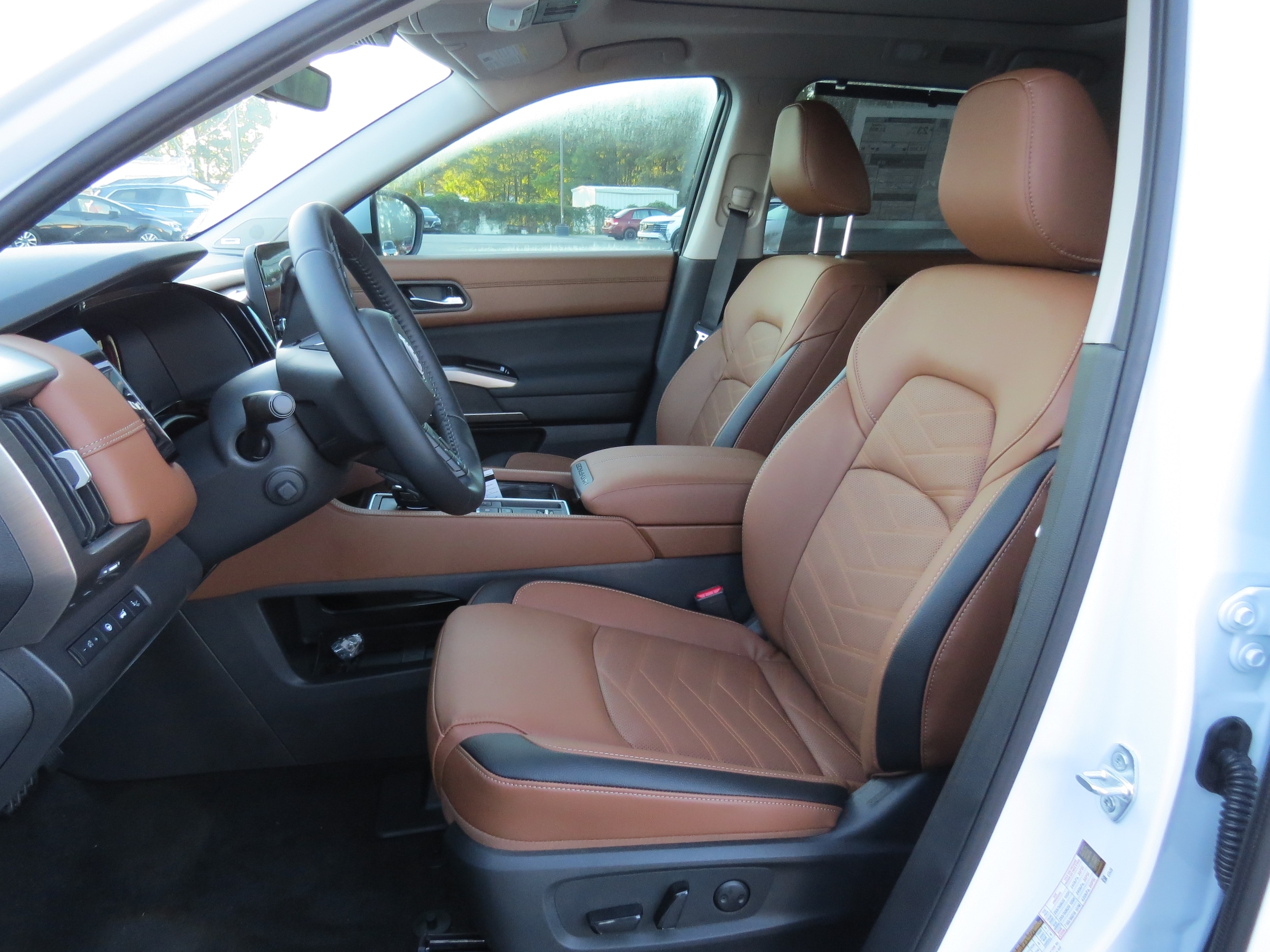 2025 Nissan Pathfinder Platinum Everest White Pearl Tricoat at Griffin Nissan