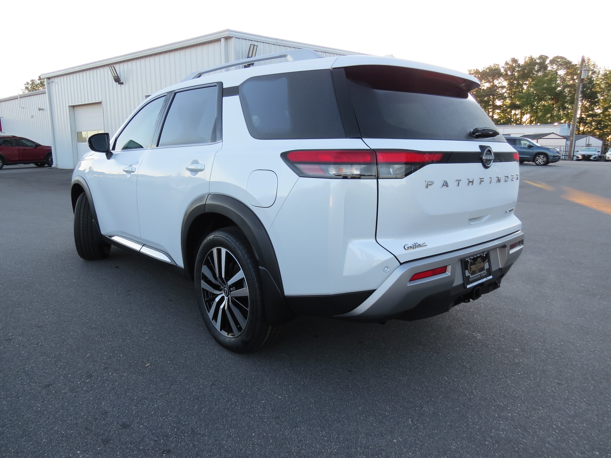 2025 Nissan Pathfinder Platinum Everest White Pearl Tricoat at Griffin Nissan