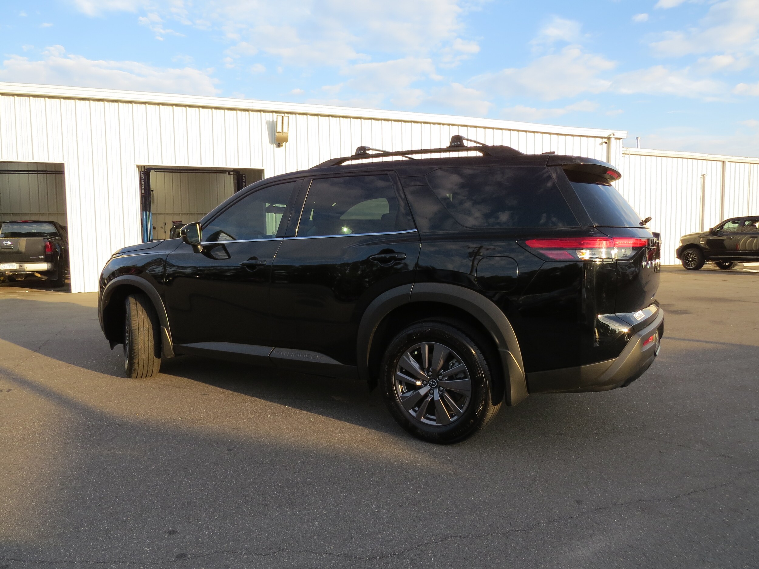 2024 Nissan Pathfinder SV photo 3