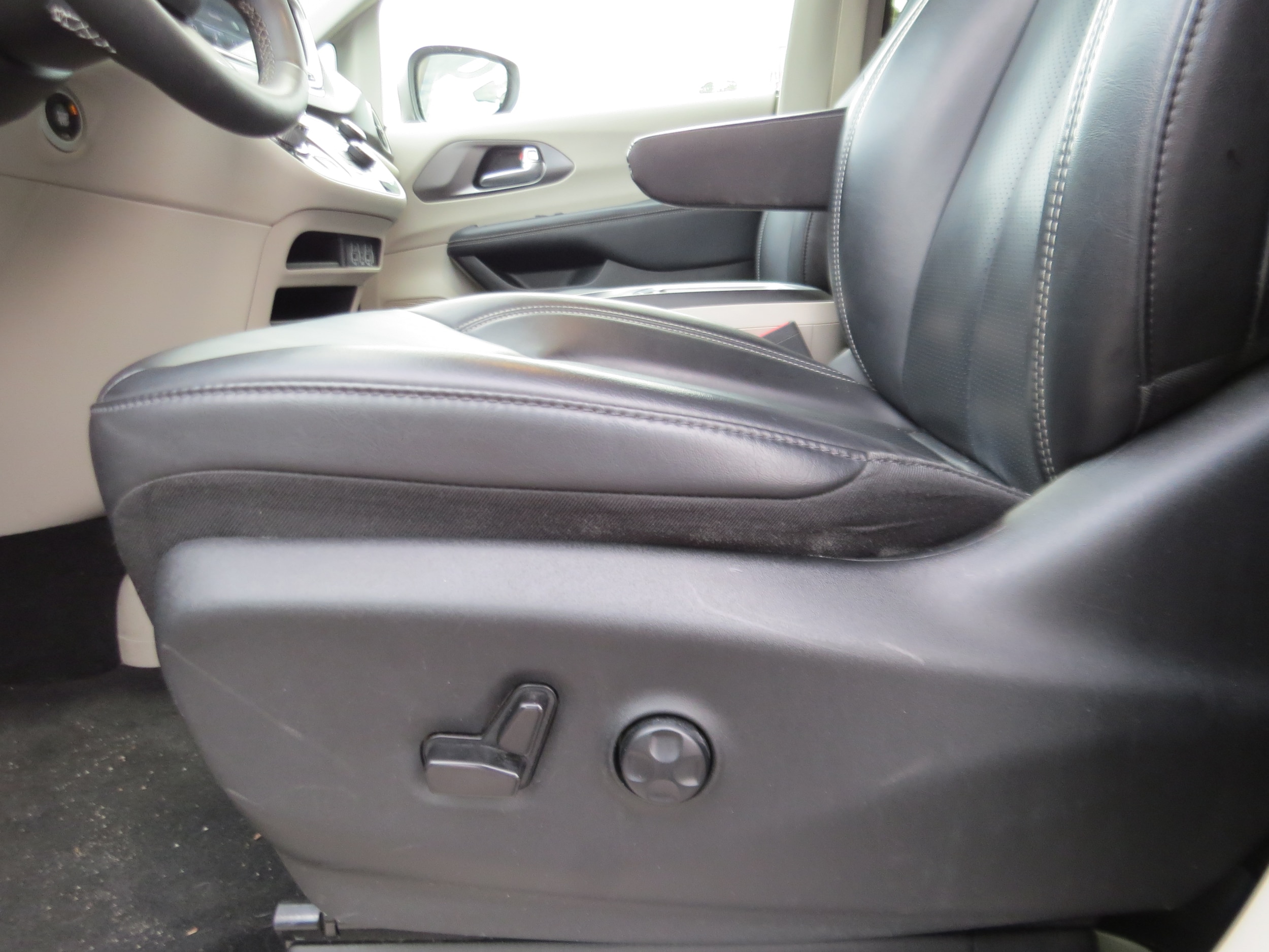 2023 Chrysler Pacifica Touring L Granite Crystal Metallic Clearcoat at Griffin CDJR