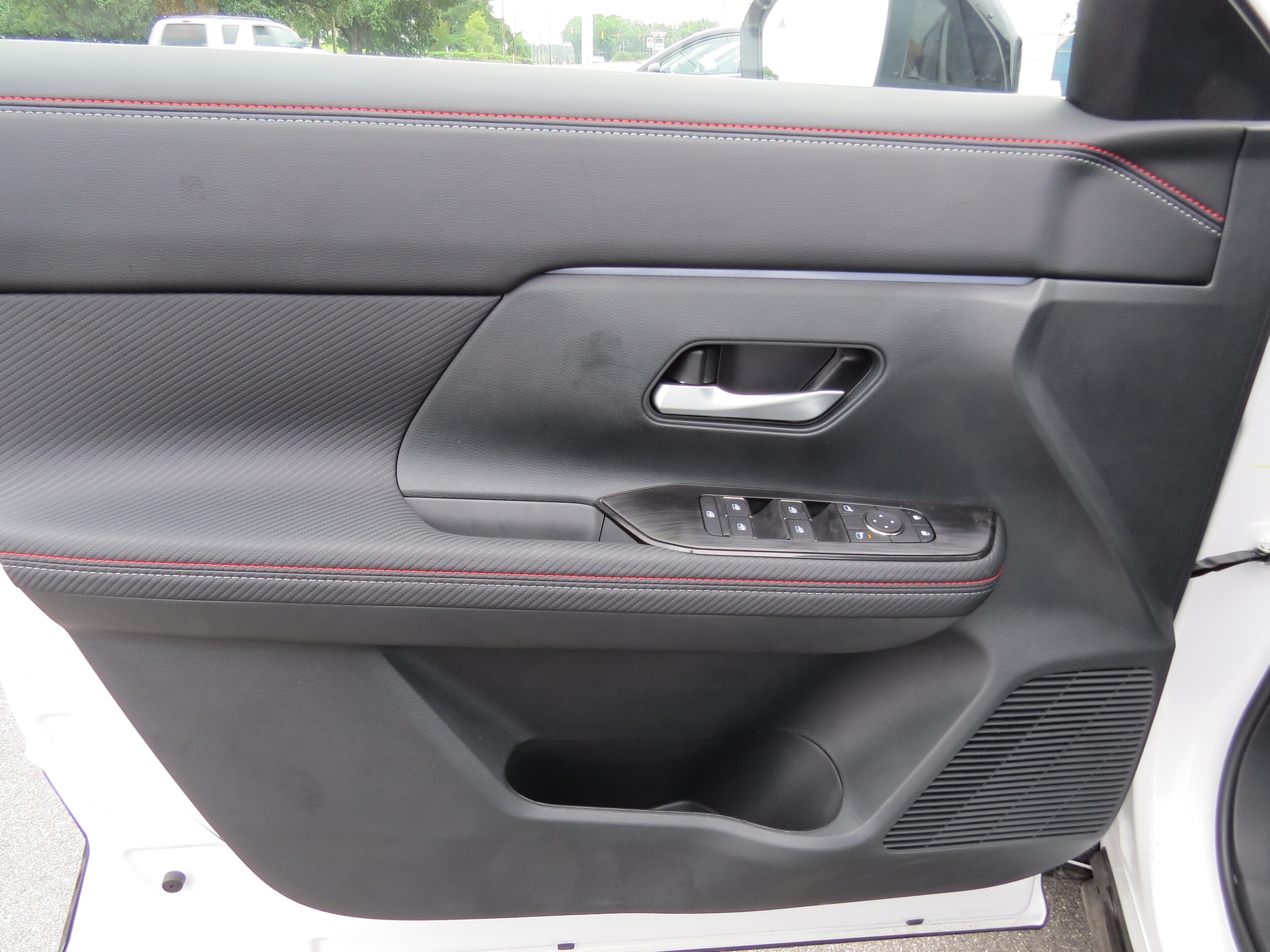 2025 Nissan Kicks SR Aspen White Tricoat/Super Black at Griffin Nissan