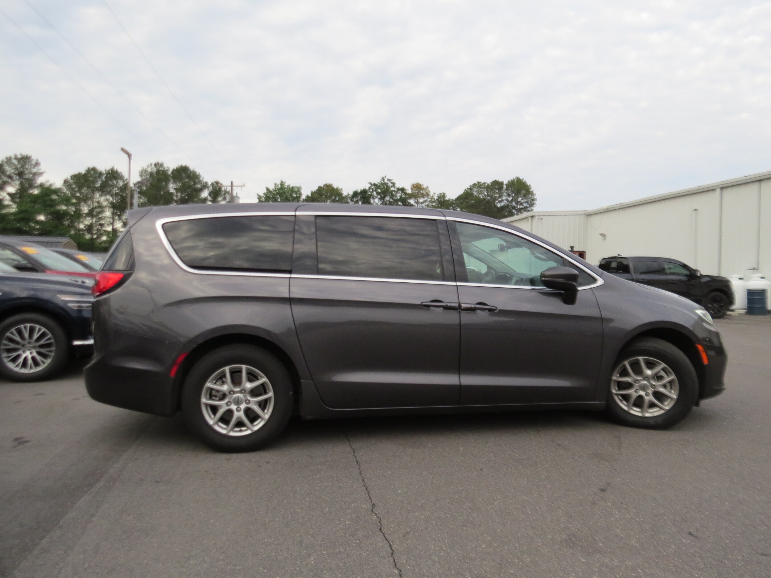 2023 Chrysler Pacifica Touring L Granite Crystal Metallic Clearcoat at Griffin CDJR