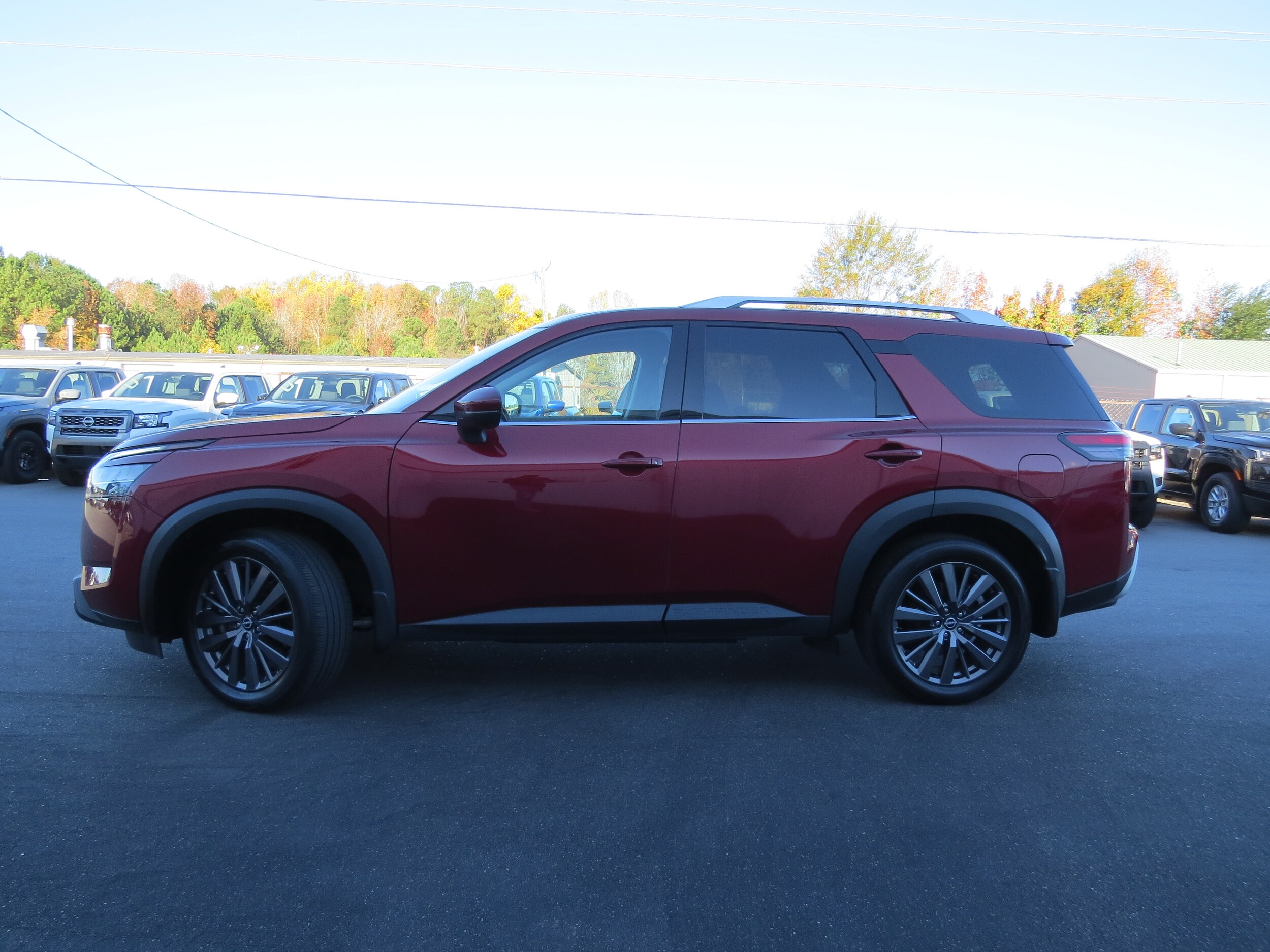 2022 Nissan Pathfinder SL photo 2