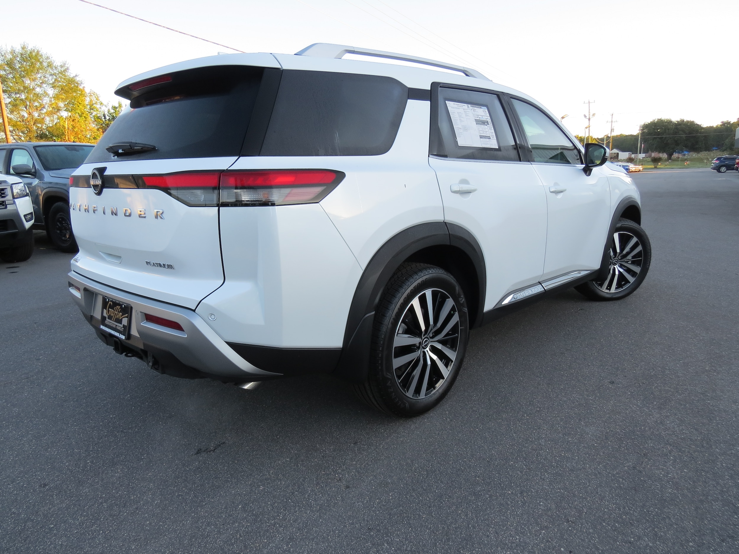 2025 Nissan Pathfinder Platinum Everest White Pearl Tricoat at Griffin Nissan